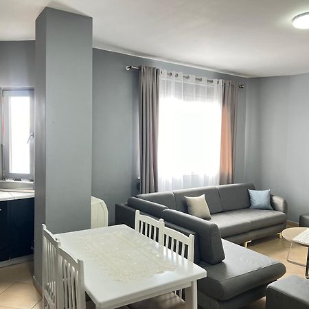 Boulevard Views - Spacious Tirana Apartment Exterior photo